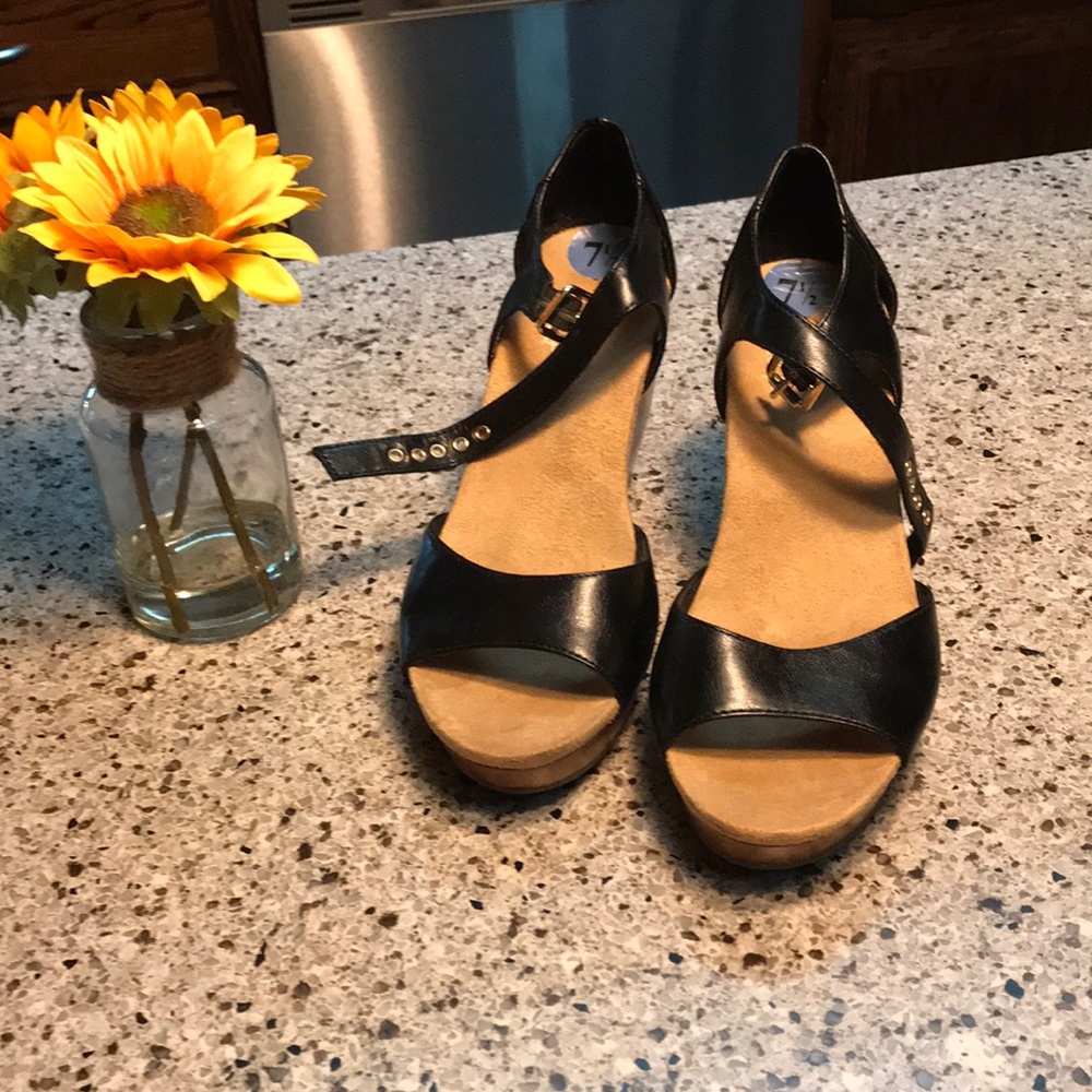 Cute platform sandals - barely worn - size 7.5